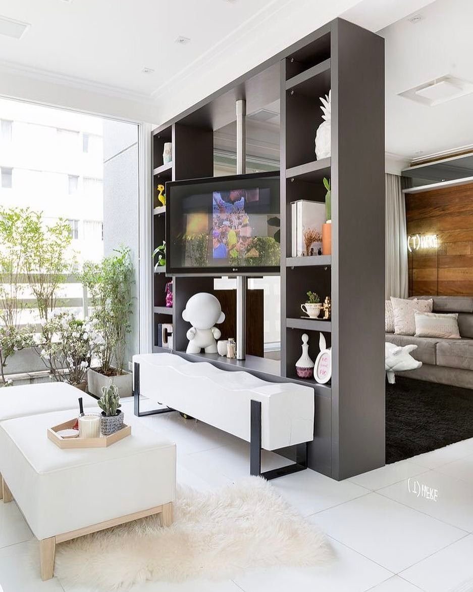 Стеллаж-перегородка для зонирования с телевизором