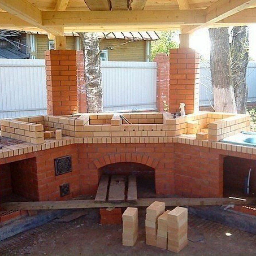 Небольшая мангальная зона из кирпича
