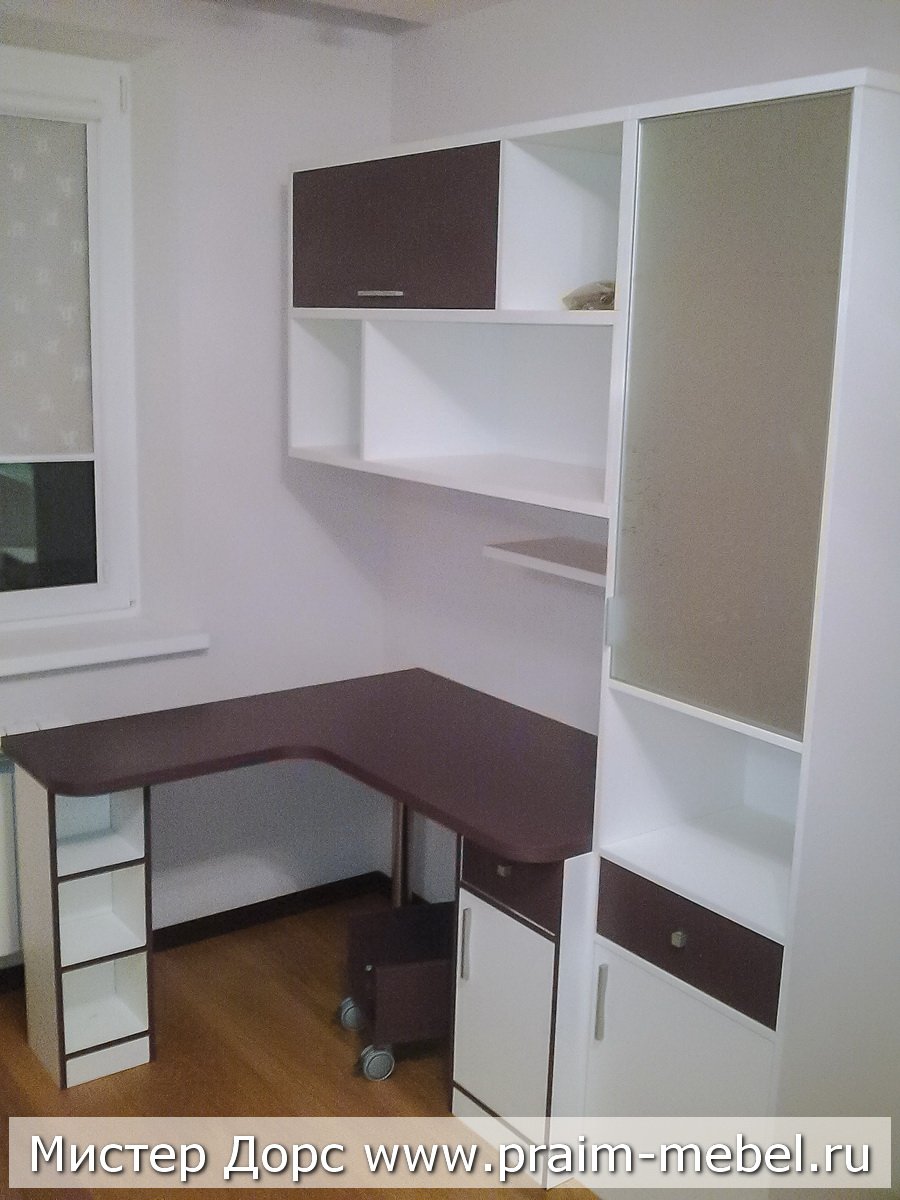 Письменный стол у окна в детской