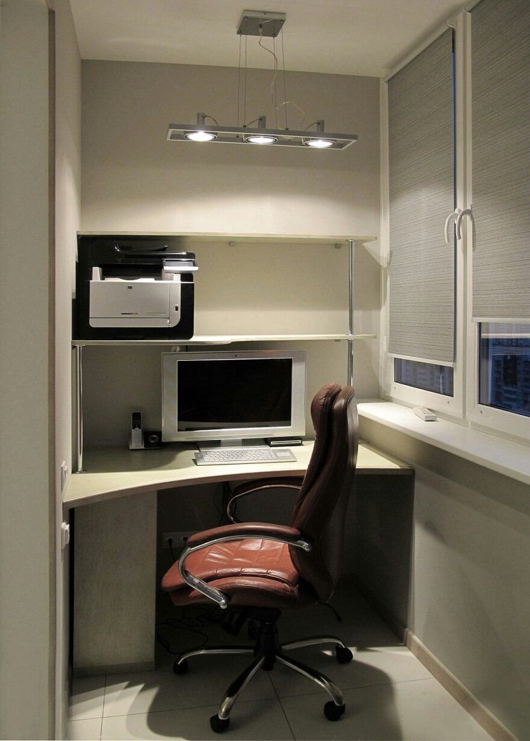 Угловой стол для школьника у окна