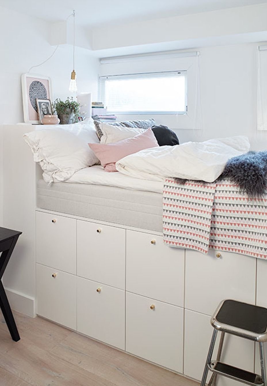 Кровать с вядвижными ящика