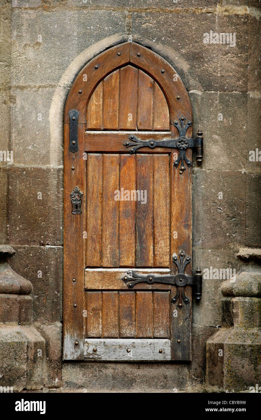 Старинная дубовая дверь