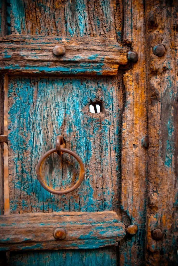 Обшарпанная дверь