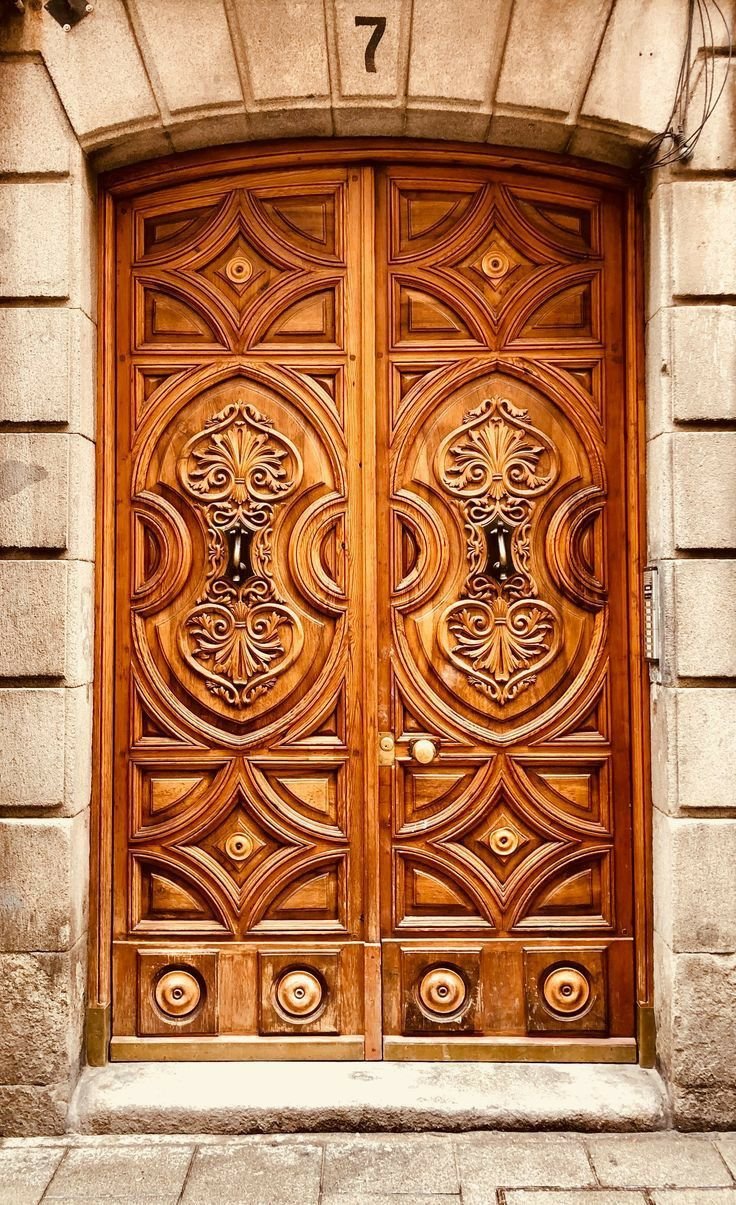 Старинная деревянная дверь