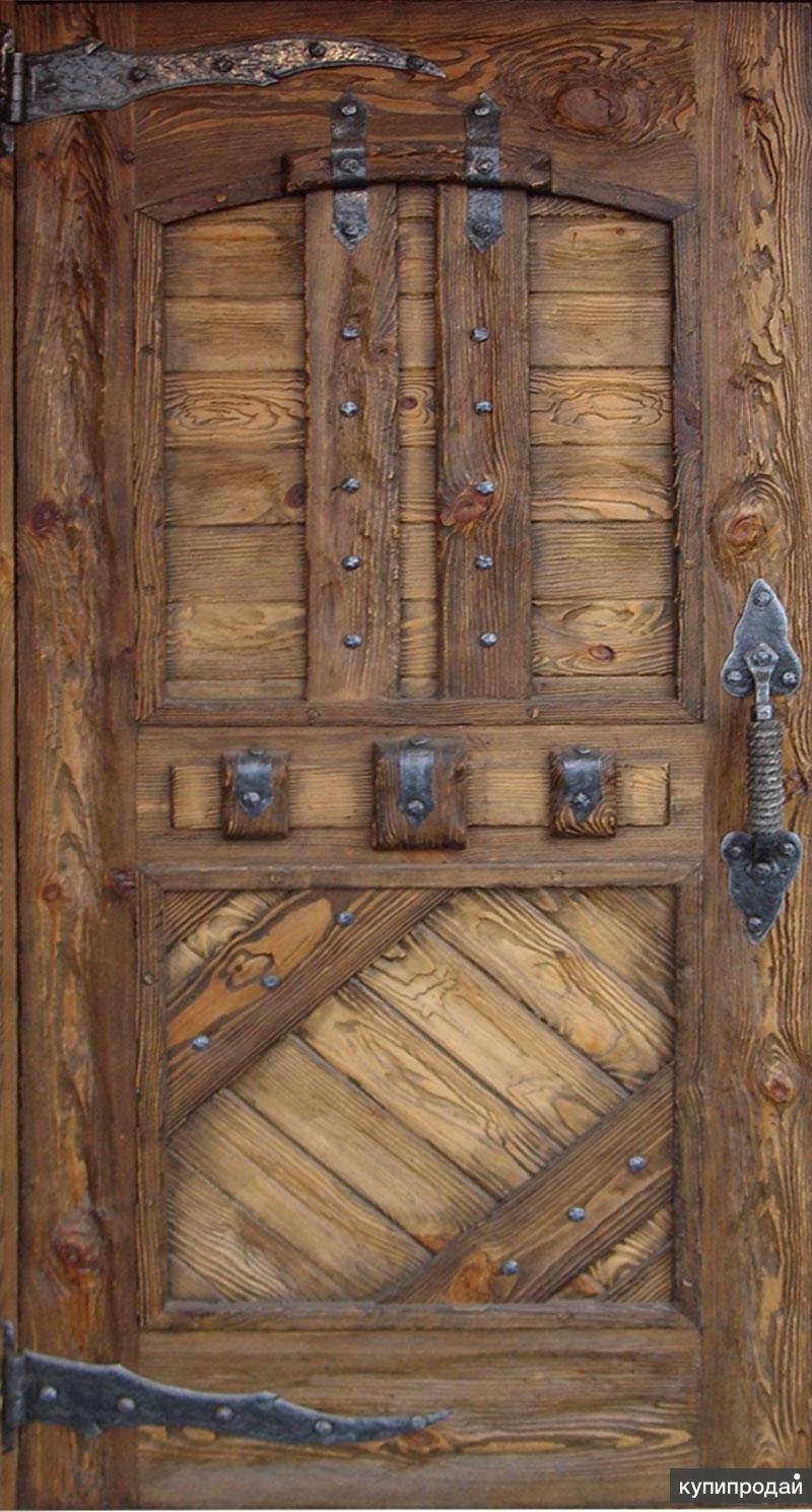 Старая окрашенная дверь