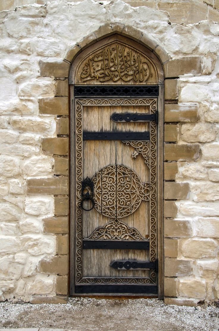 Старинная входная дверь