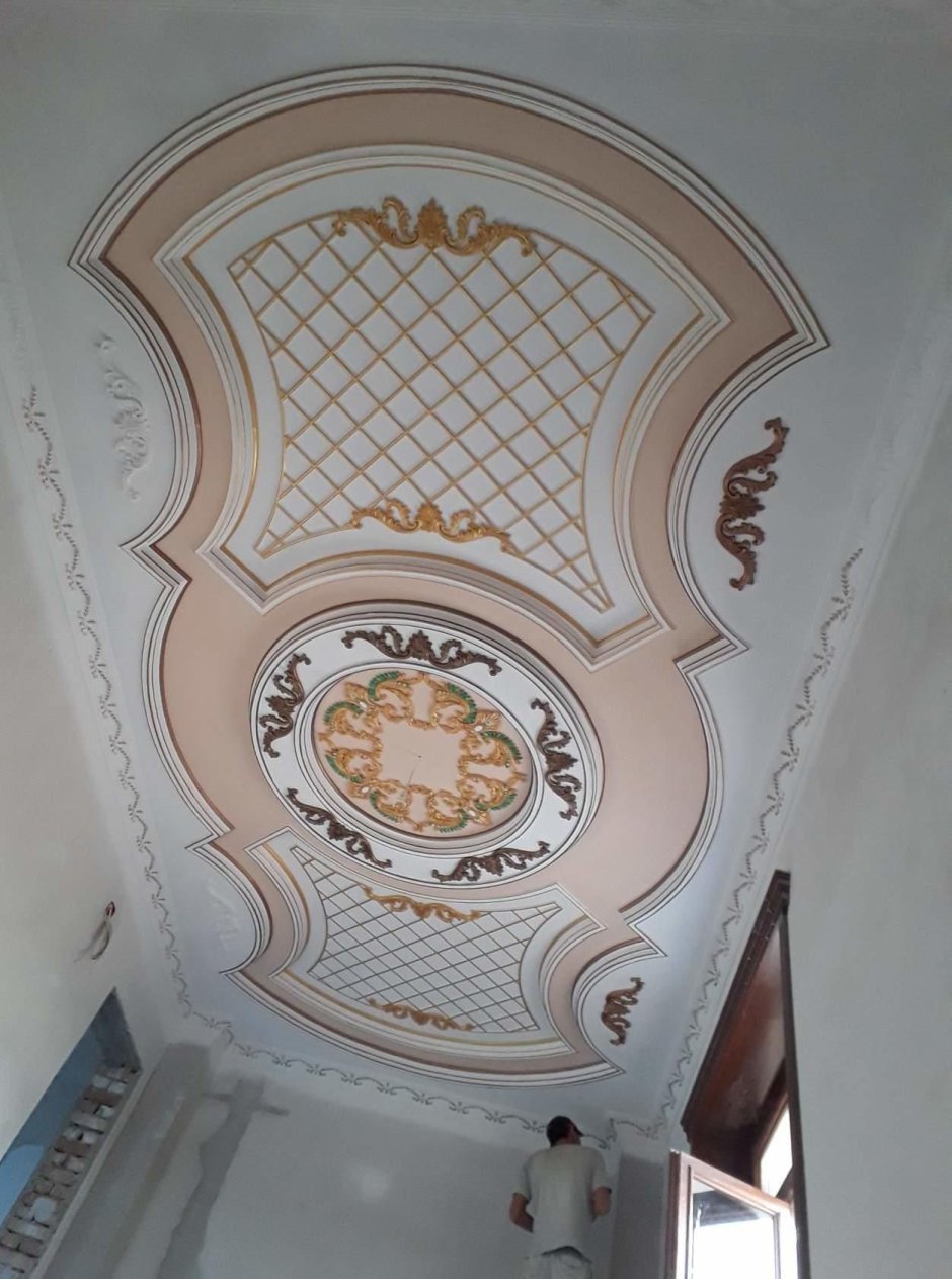 Потолок в холле