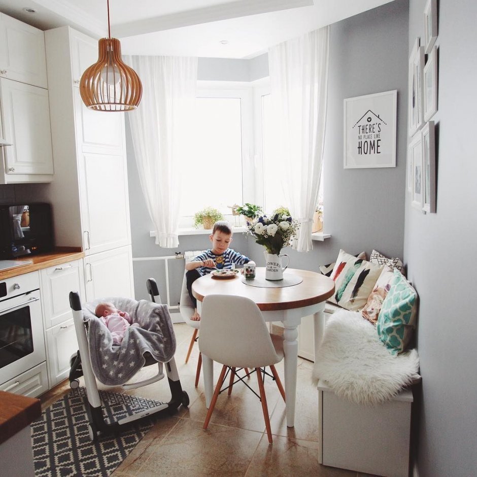 Круглый стол в скандинавском стиле