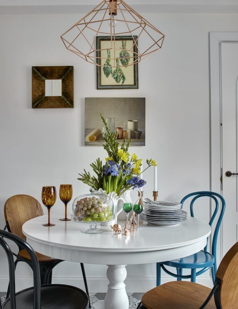 Круглый стол в скандинавском стиле