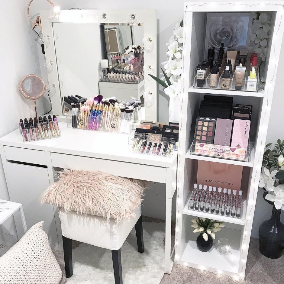 Туалетный столик с косметикой
