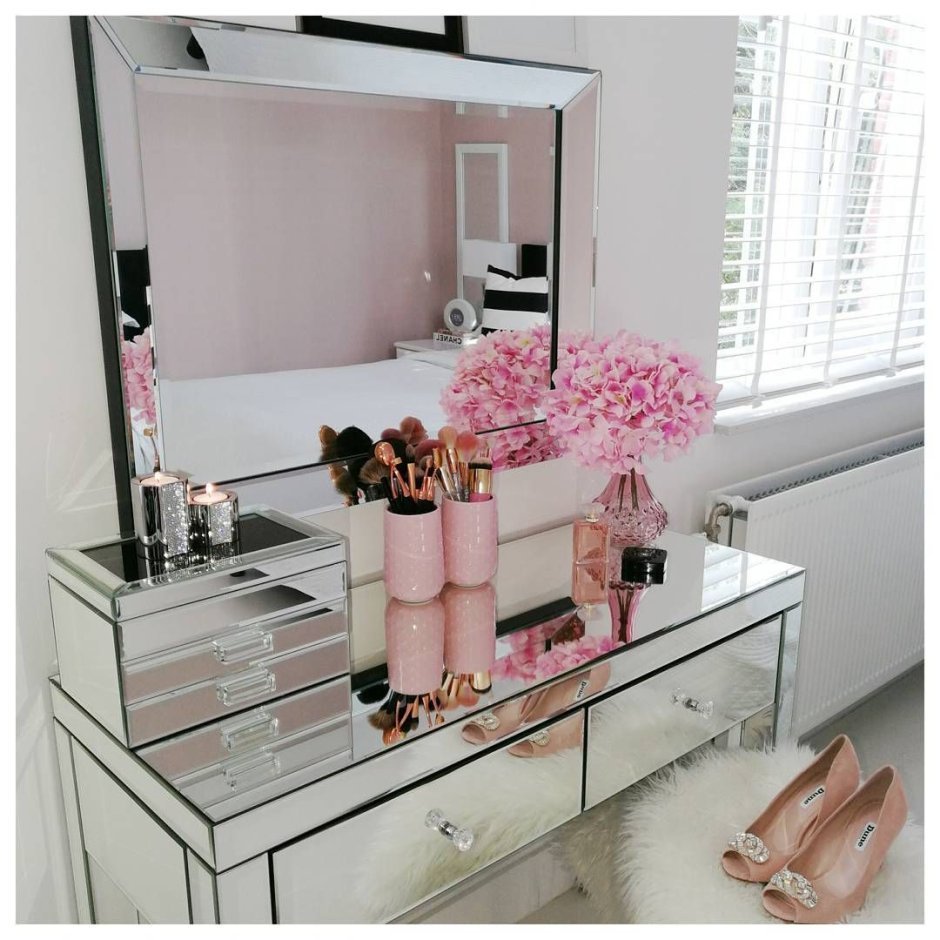 Туалетный столик с косметикой