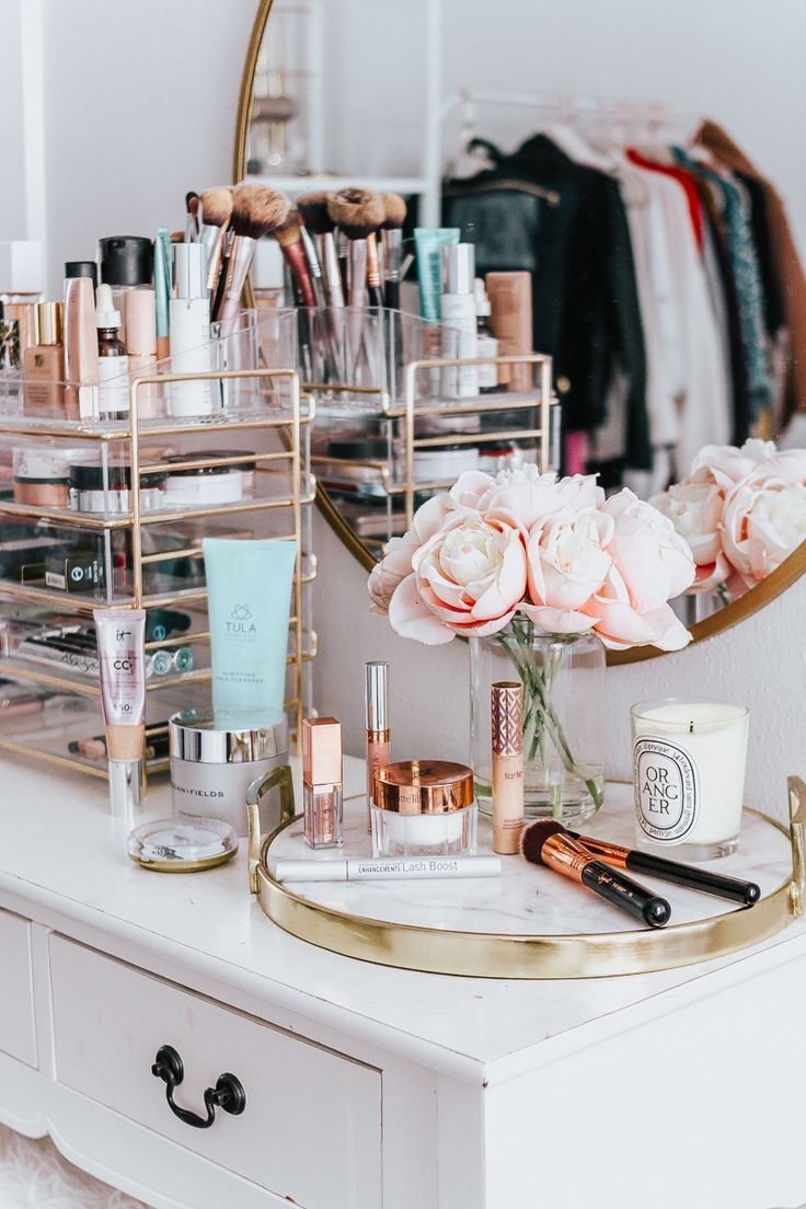 Красивый туалетный столик с косметикой