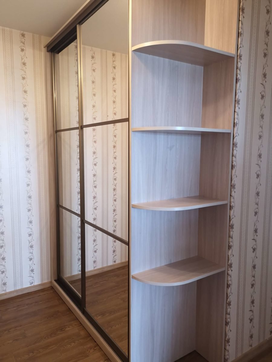 Угловой шкаф с открытыми полками