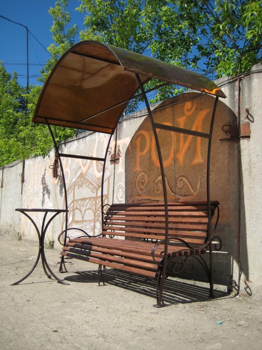 Лавка с навесом из поликарбоната