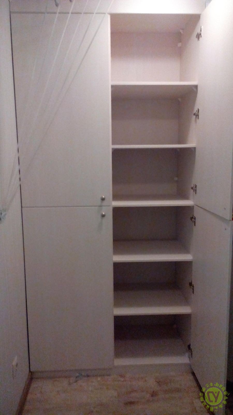 Распашной шкаф в нишу