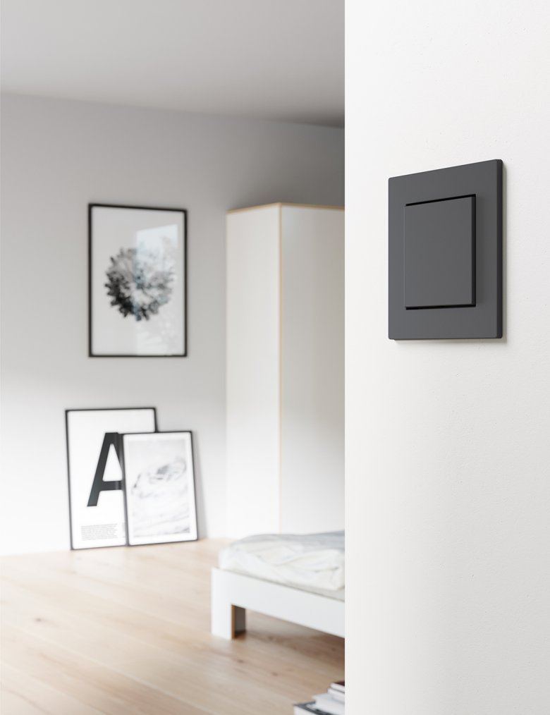 Черные розетки в интерьере