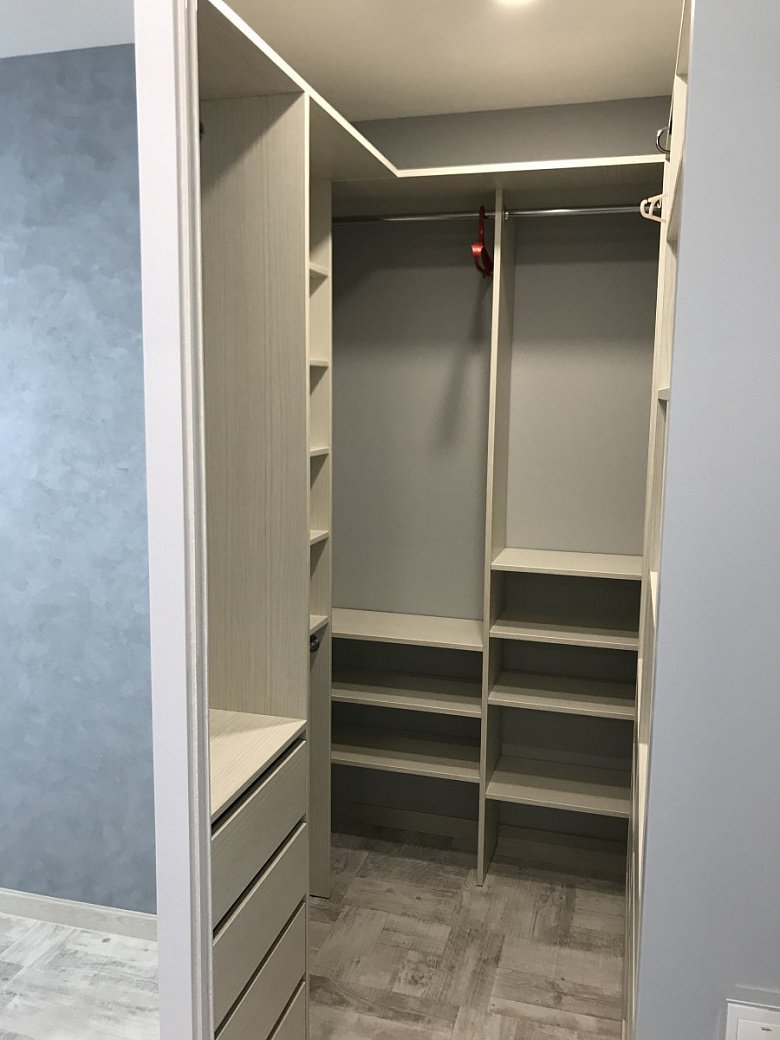 Встроенная гардеробная в кладовой