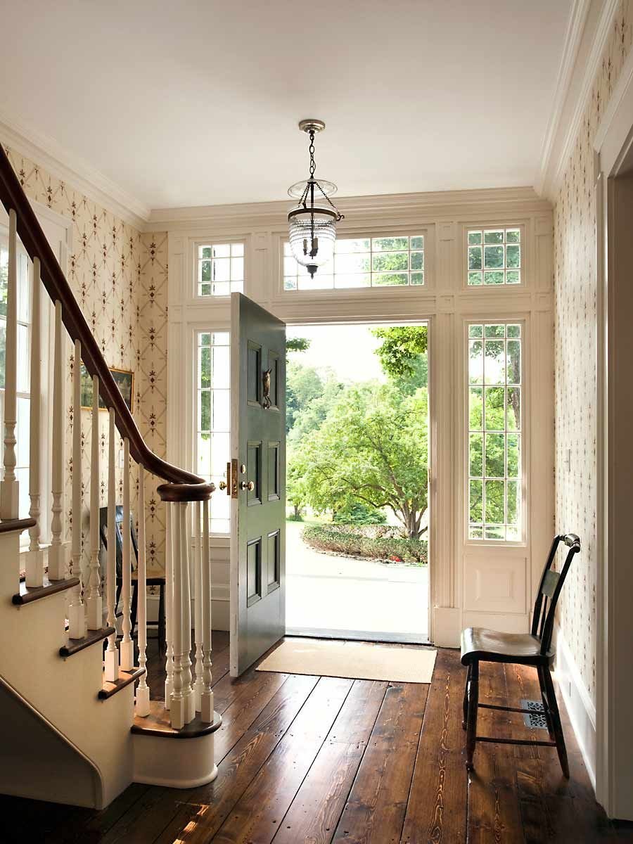 Лестничное окно в коттедже