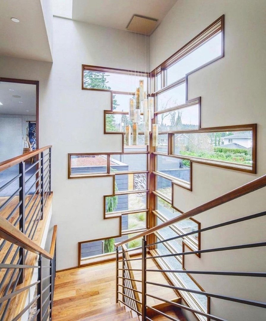 Окно на лестнице в коттедже