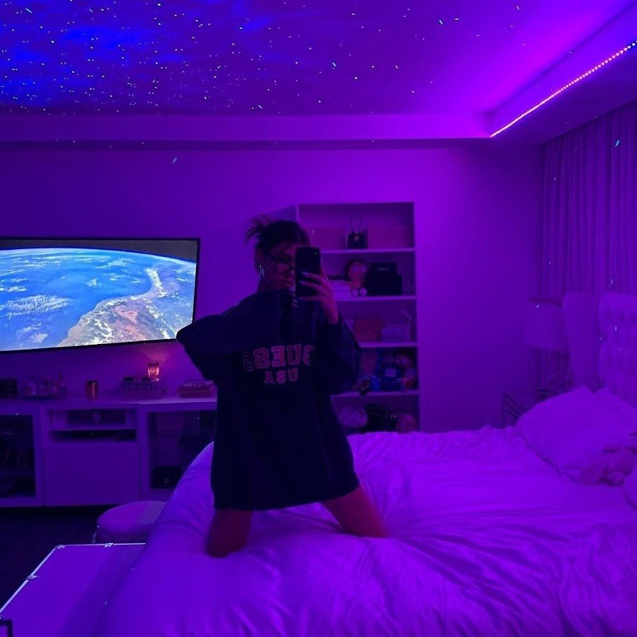 Натяжной потолок с фиолетовой подсветкой