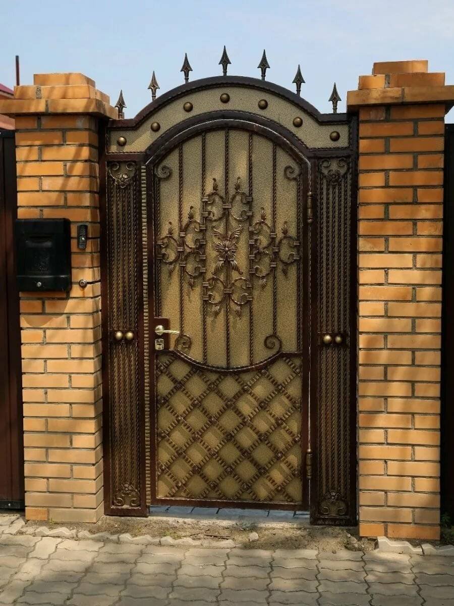 Входные ворота в частном доме