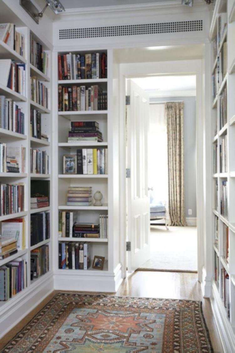 Книжный стеллаж в коридоре