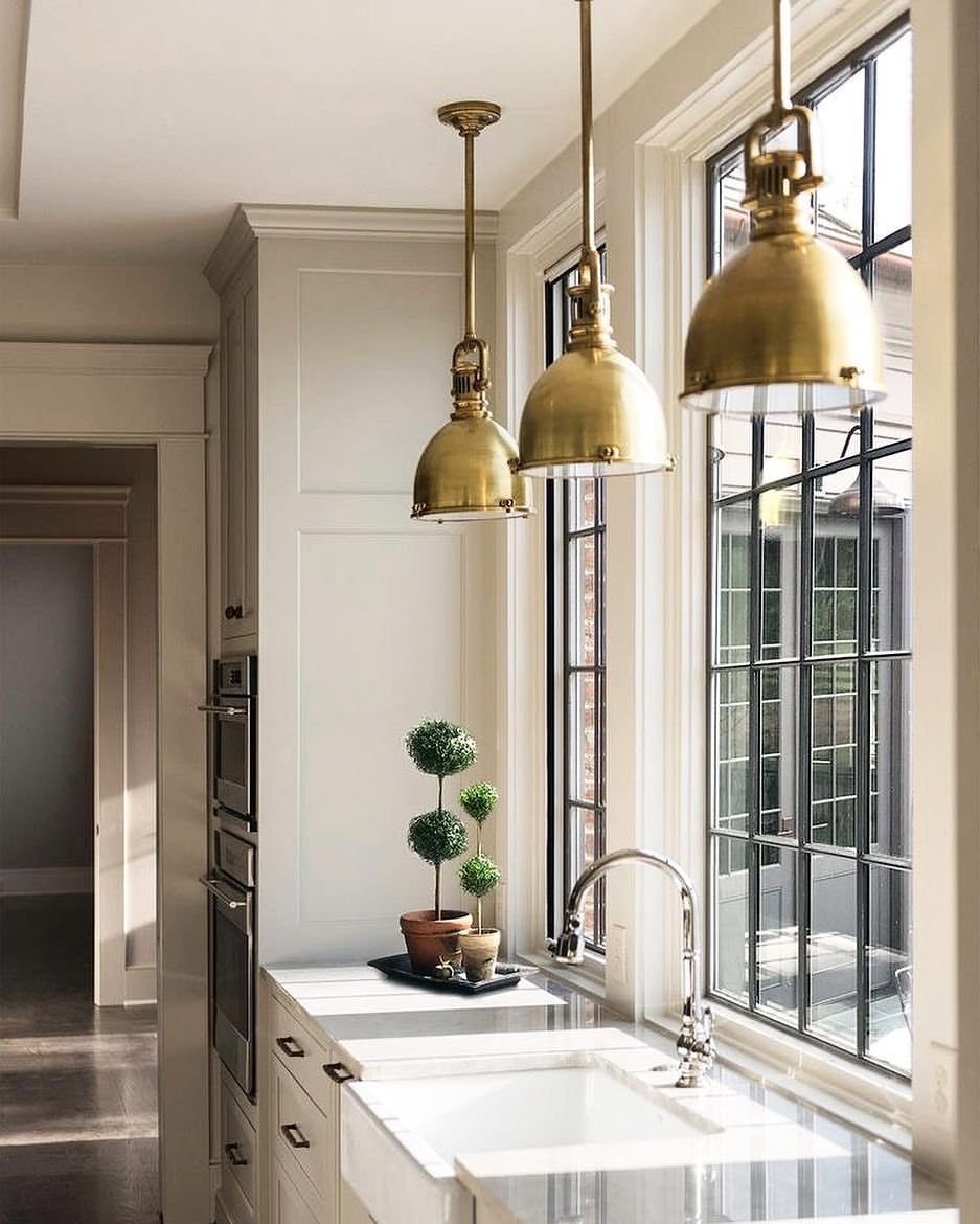 Светильник над окном на кухне