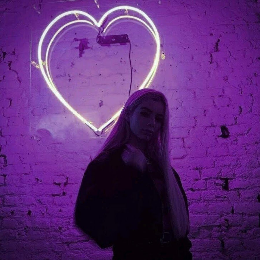 Девушка в фиолетовом неоне