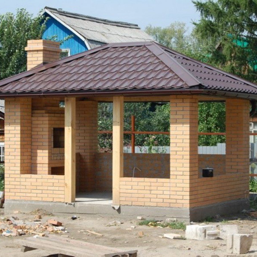 Беседка с четырехскатной крышей и мангалом