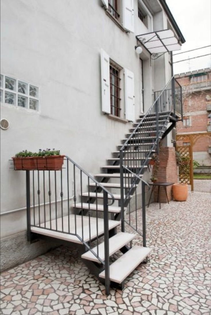 Наружная лестница на второй этаж