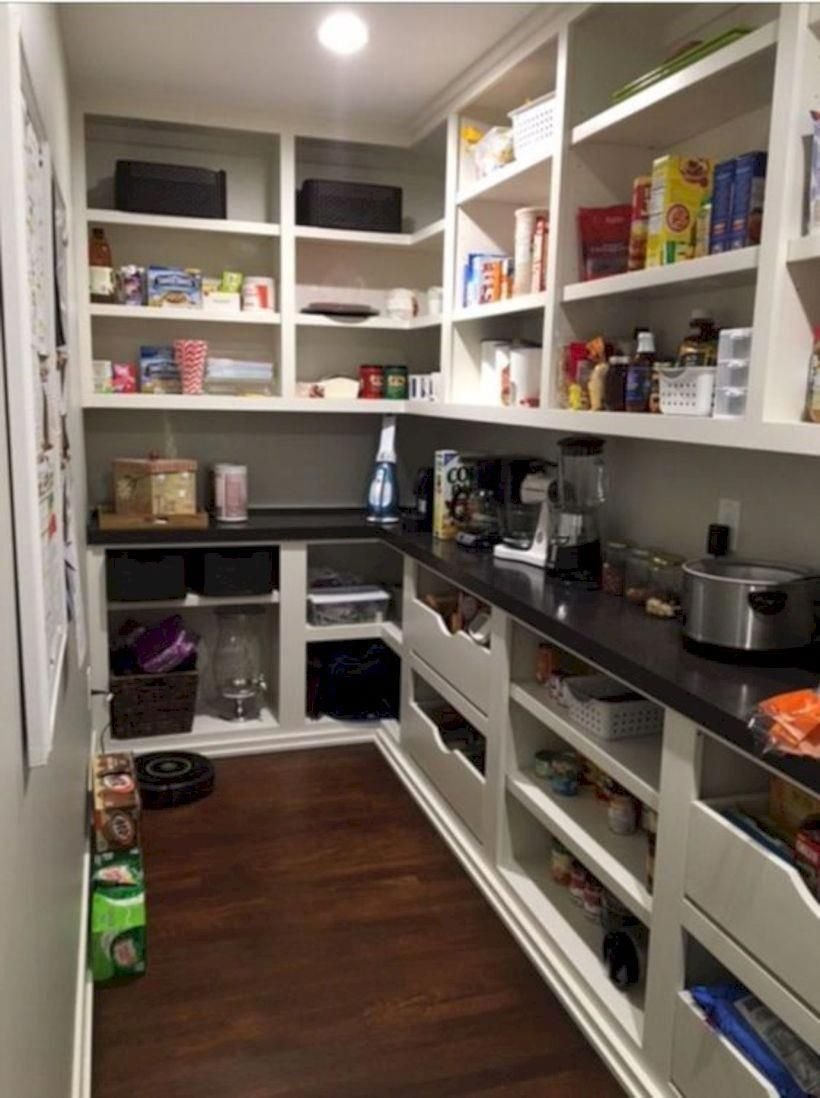 Кухня со скрытой кладовкой