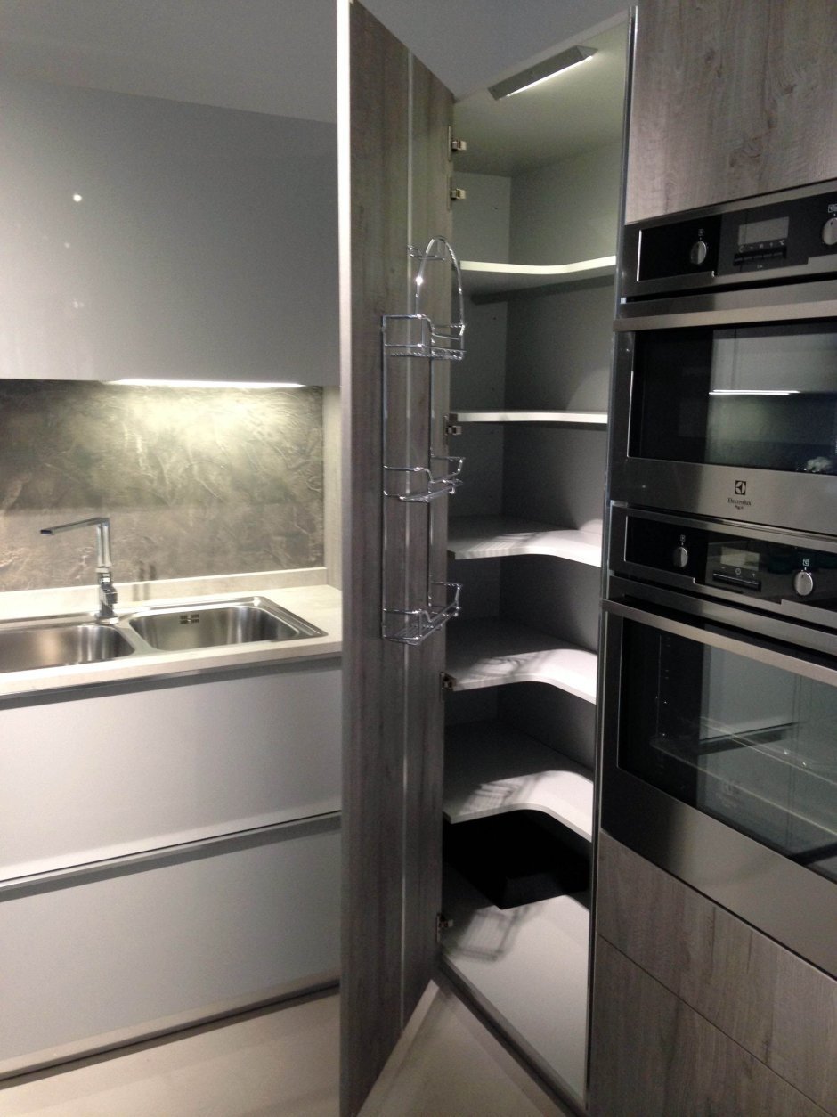 Кухня с угловым шкафом-кладовкой