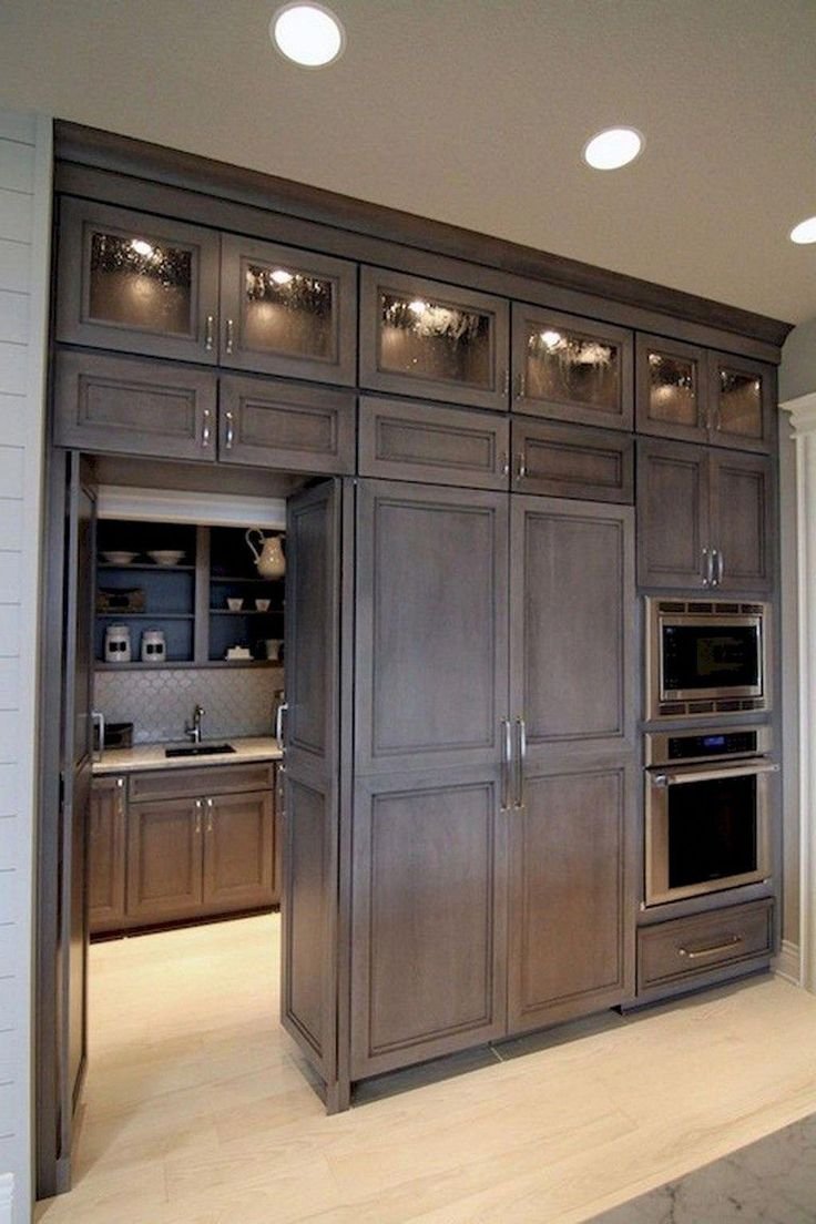 Кухня с угловым шкафом-кладовкой