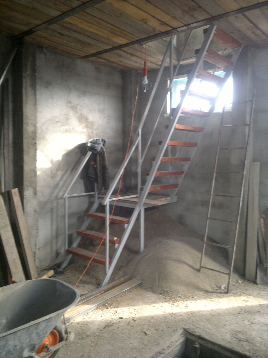 Металлическая лестница в гараж