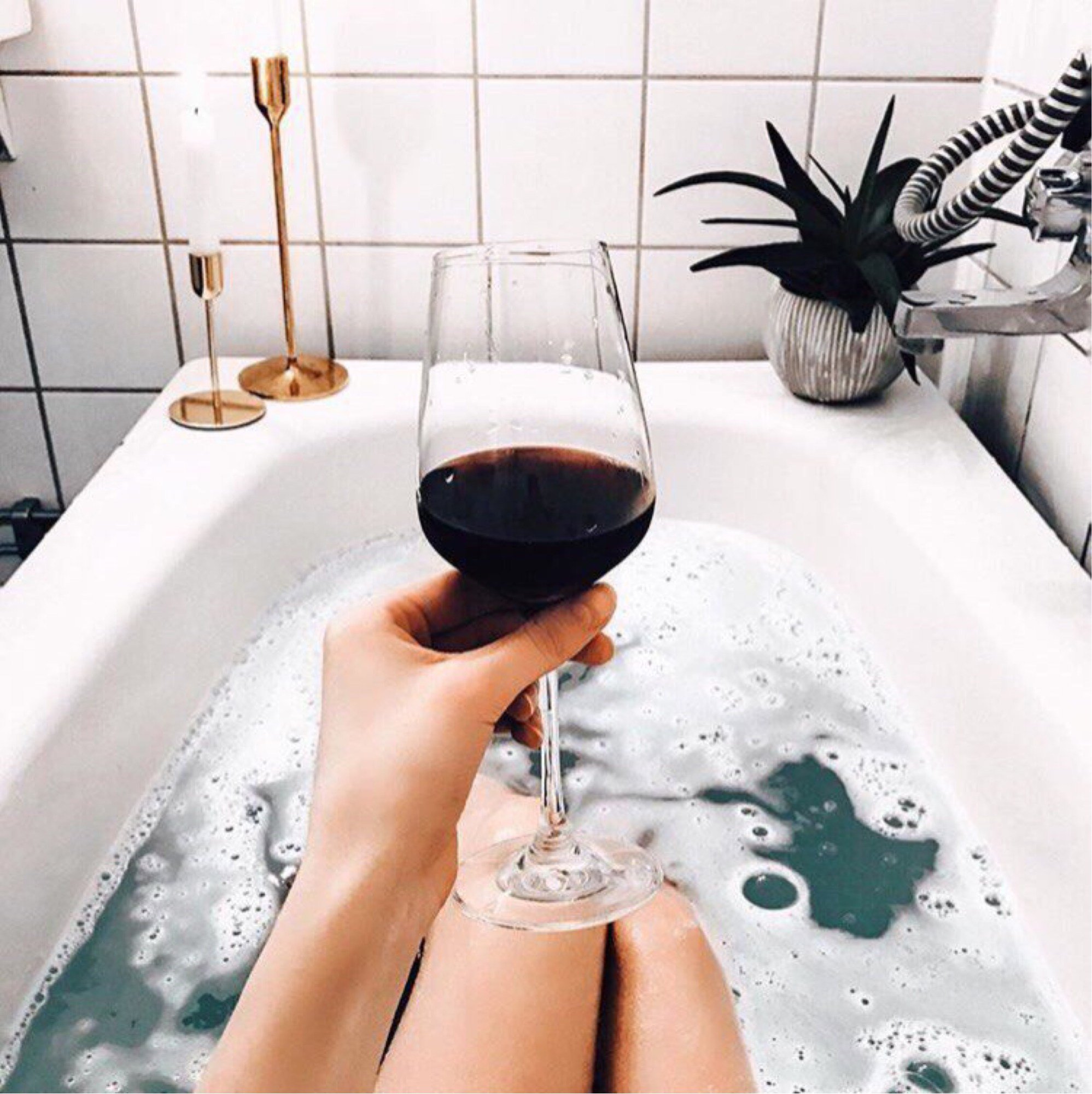 Девушка в ванной с бокалом вина