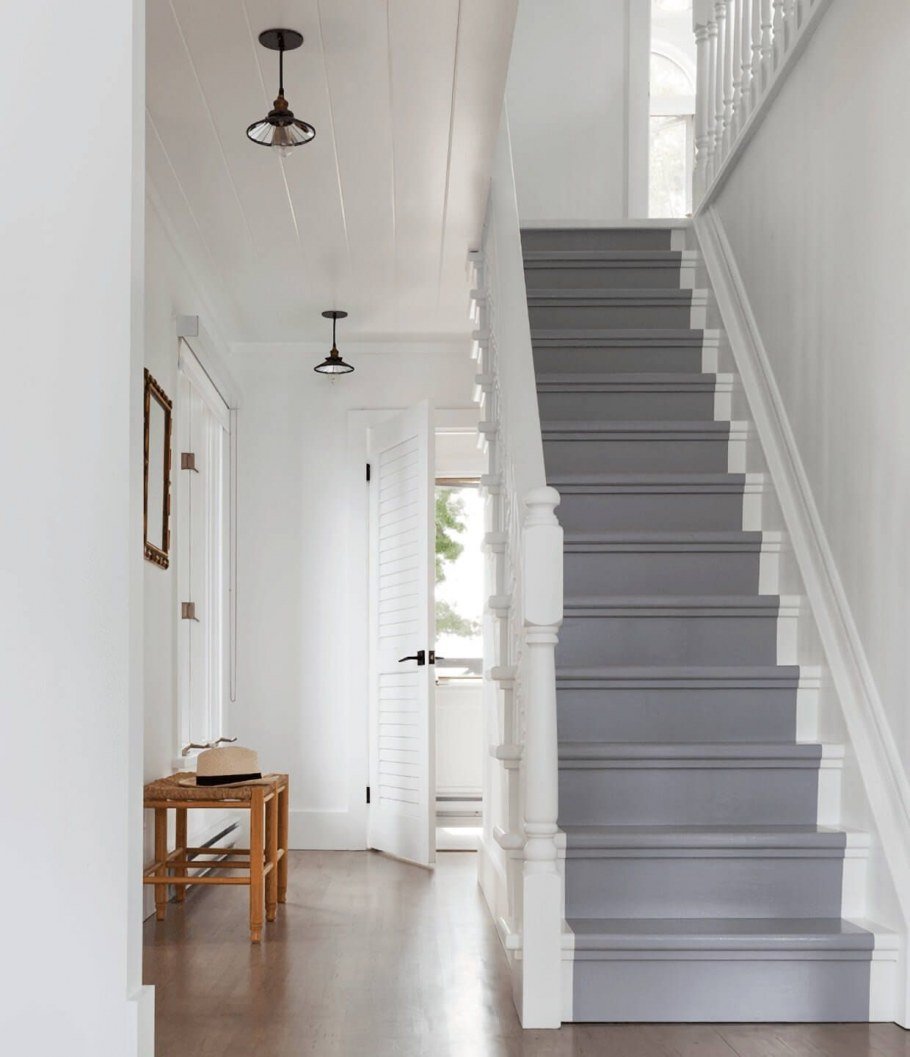 Лестница серая с белым