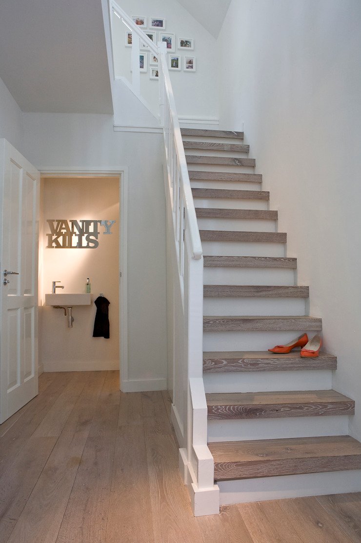 Белая лестница в доме