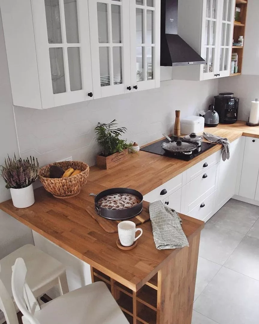 Кухня в скандинавском стиле с деревянной столешницей