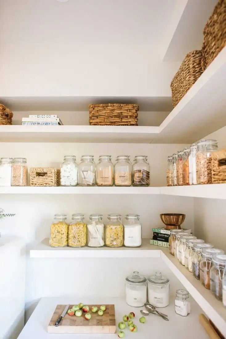 Хранение банок в кладовке