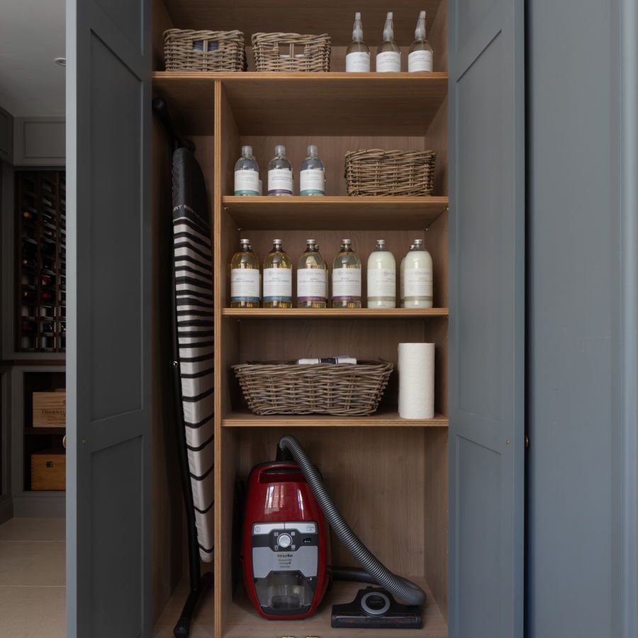 Кладовая в квартире хранение пылесоса