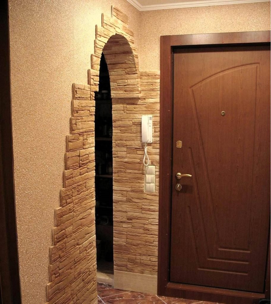 Отделка прихожей декоративным камнем