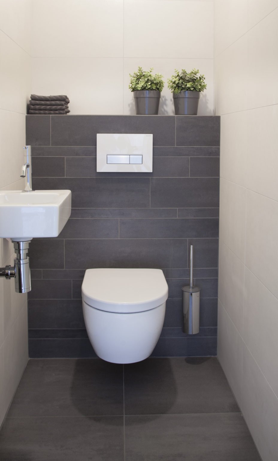 Интерьер туалета с подвесные уннитазом