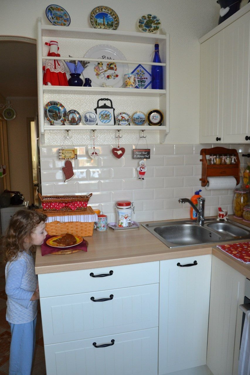 Квадратная мойка в углу кухни