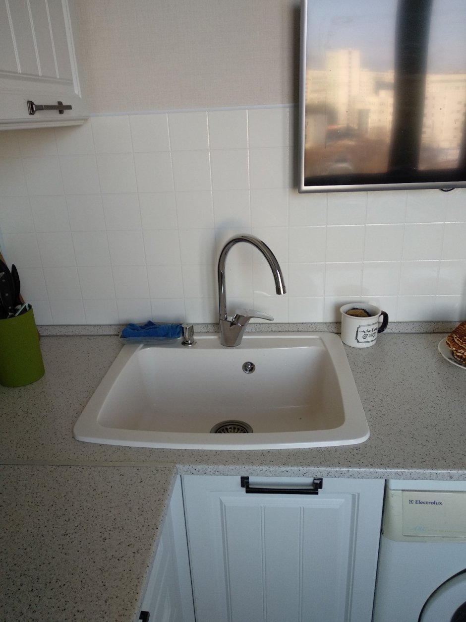 Квадратная мойка в углу