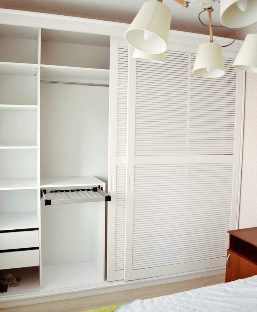 Шкаф с жалюзийными дверцами в стиле Прованс