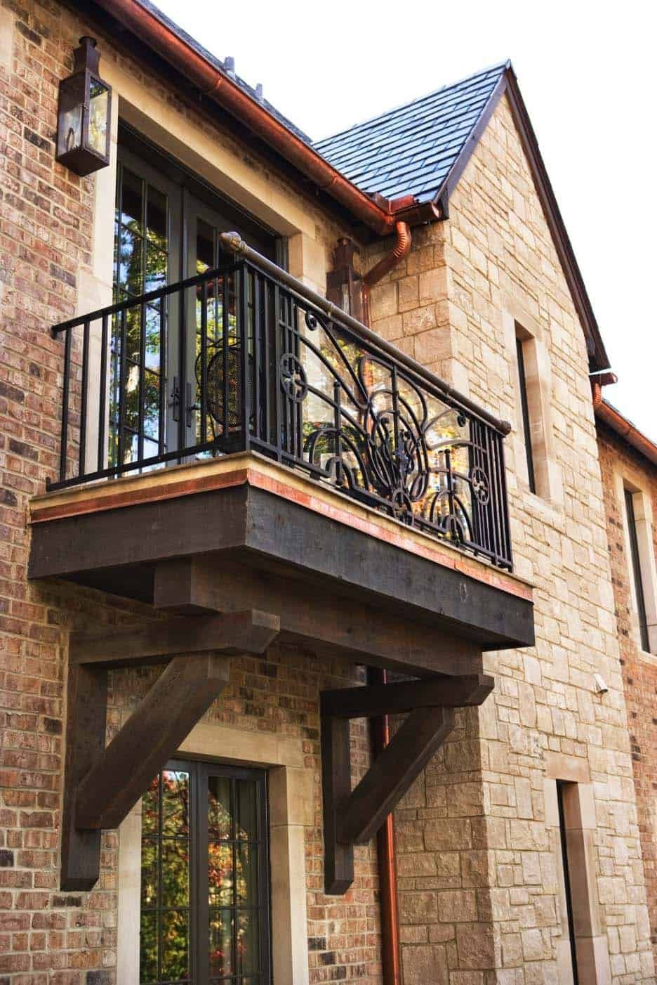 Дом с балконом и террасой