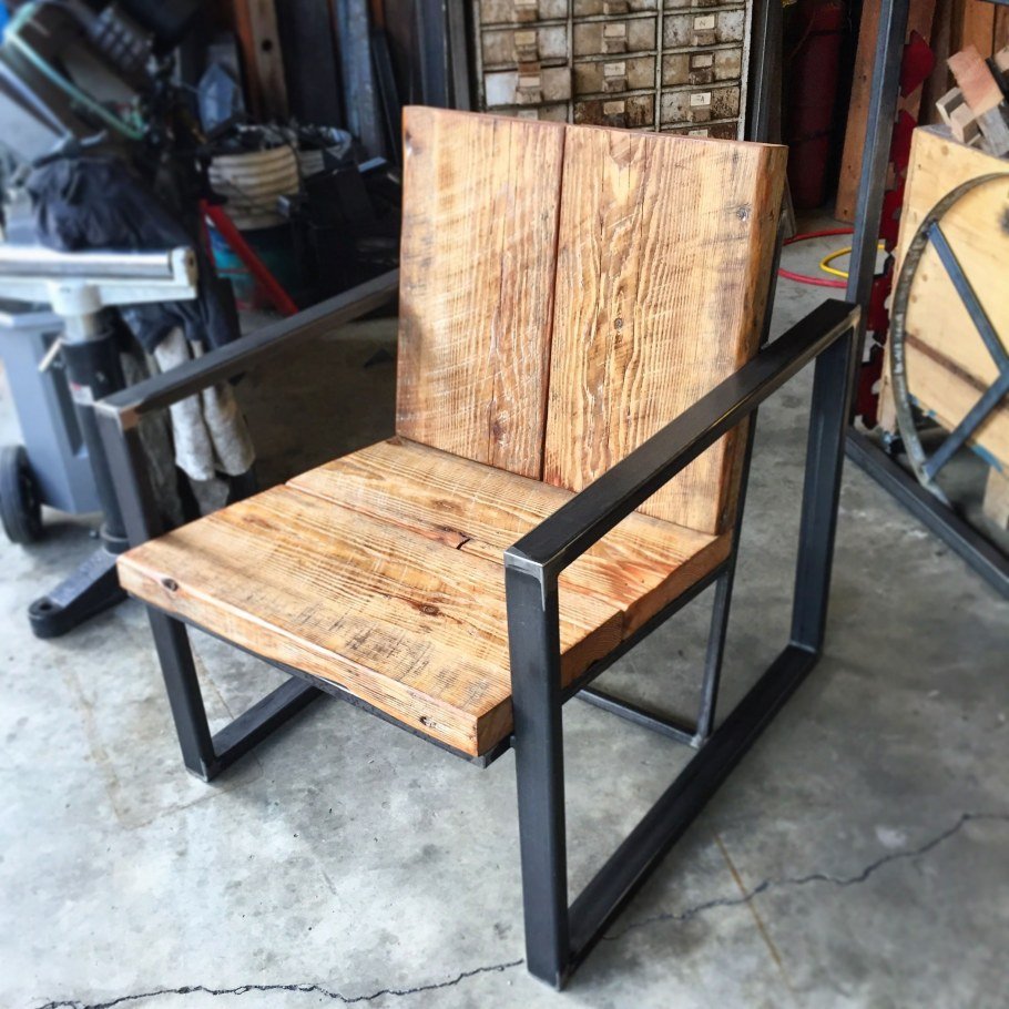 Кресло лофт из металла и дерева