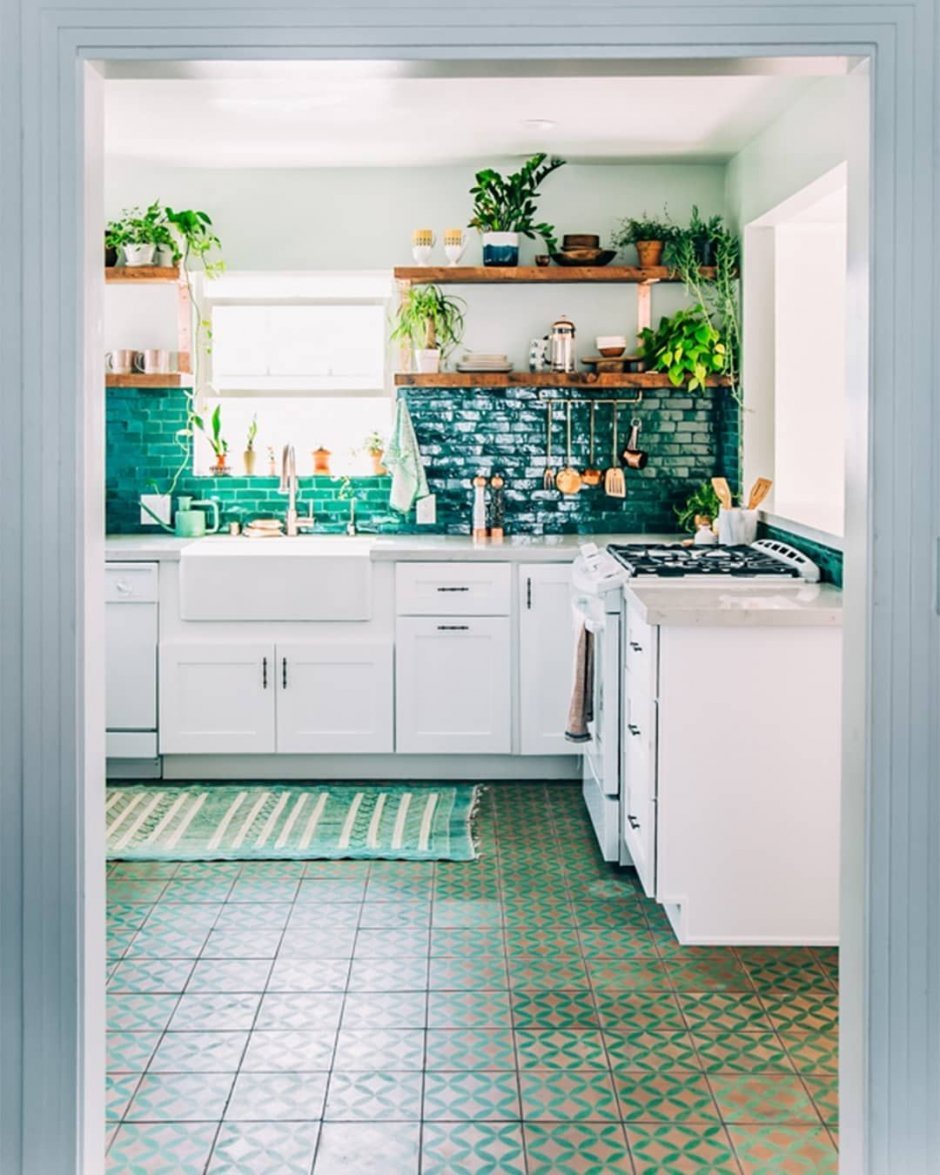 Зеленая плитка на кухне