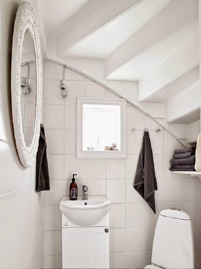 Санузел под лестницей