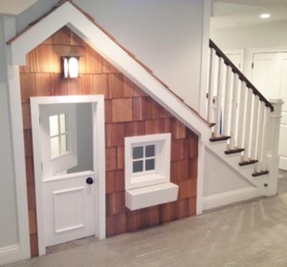 Оформление маленького туалета под лестницей